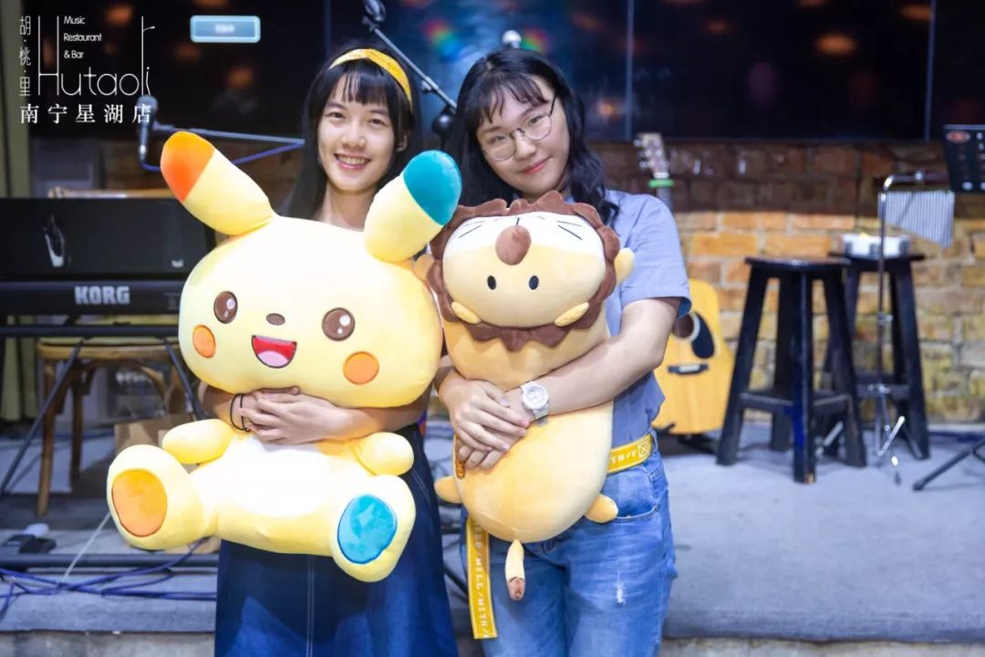 一个比划一个猜 成语_你比划我来猜搞笑成语(2)