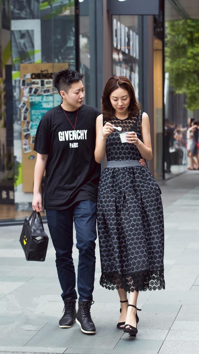 爆笑GIF图:妹子,能摸下你的狗头么? 钱柜娱乐手机版官网