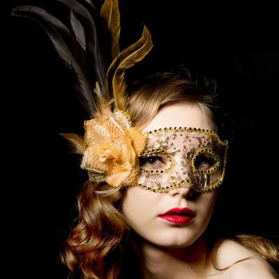 戴着面具跳舞 来自搜狐网