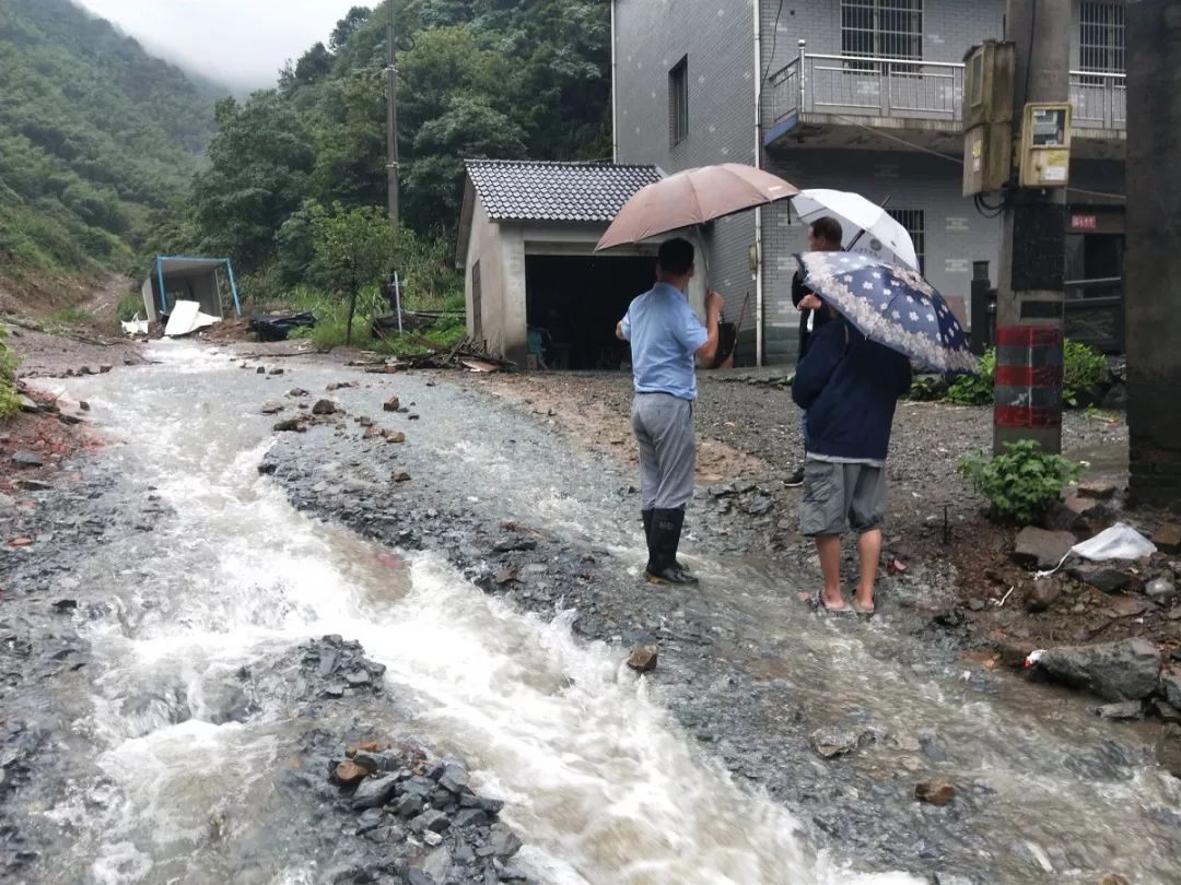 银湖街道全力以赴做好防汛抗洪工作_章国权