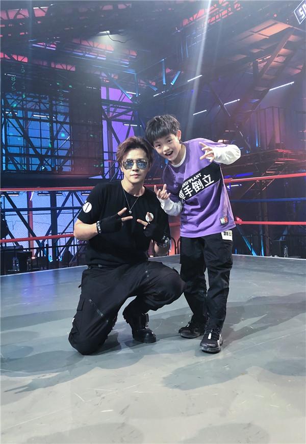 世界街舞冠军傅天宗现身豫园 热舞助阵安踏儿