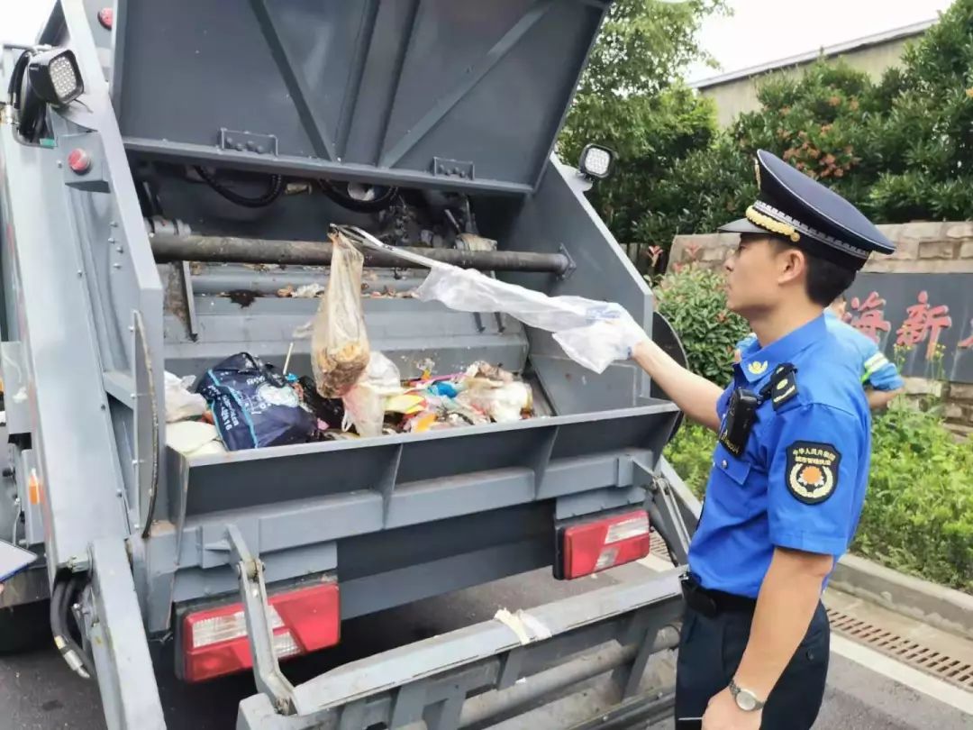 青浦有垃圾车干湿垃圾不分城管执法一视同仁