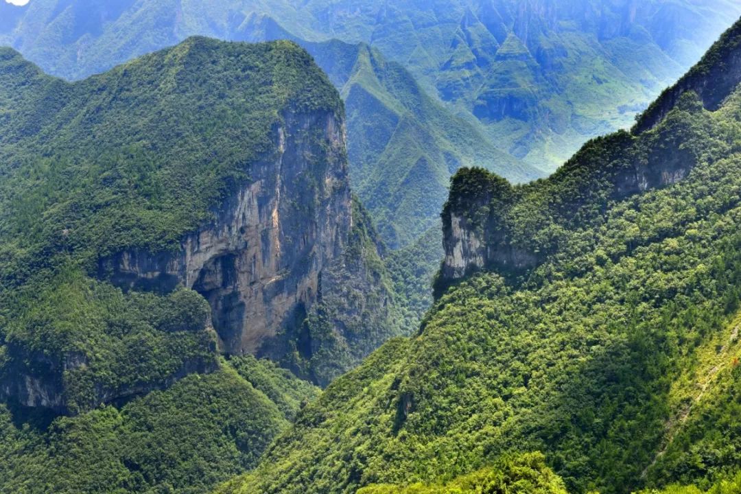 背靠1200米的大山,风景独绝