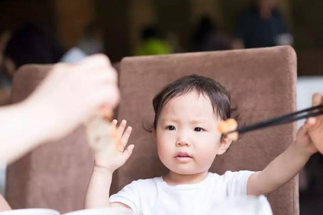                     原创            夏天宝宝为什么厌食？关掉电视远离冷饮，好的饮食习惯很重要