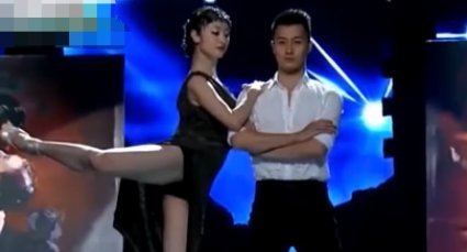 女选手跳舞不穿安全裤,台下金星当场发怒:下去穿好衣服再来!