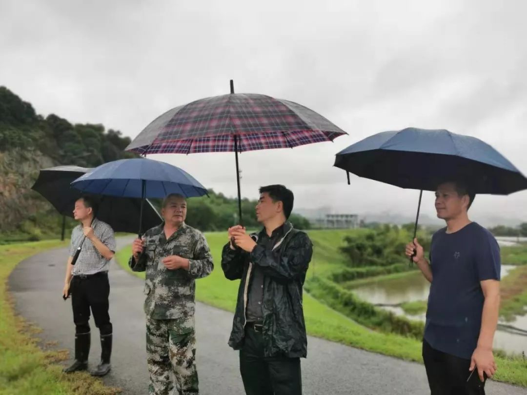 银湖街道全力以赴做好防汛抗洪工作_章国权