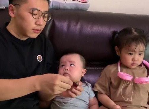 “偏心奶爸”隔着儿子喂女儿火了,儿子:确认过眼神,这是个假爹 jsc金沙城