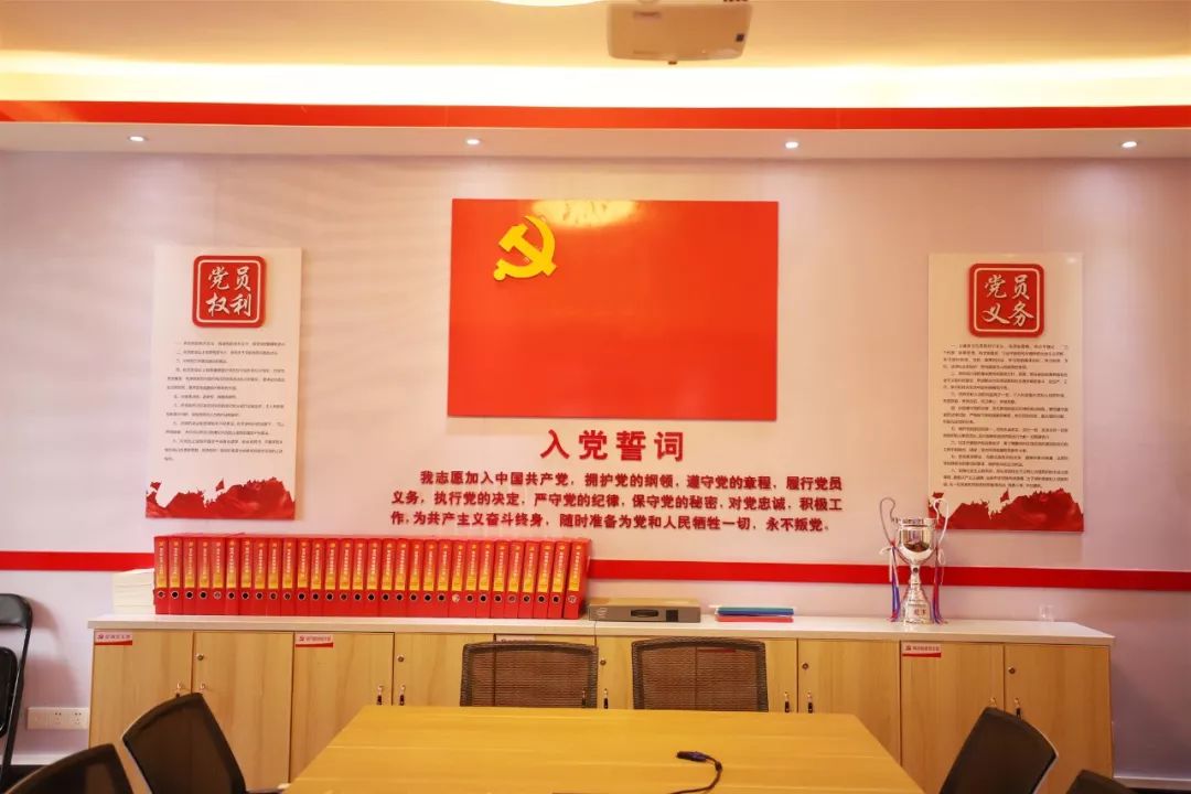 党员模范墙  党员模范墙展示了 车间优秀共产党员的先进事迹 光辉