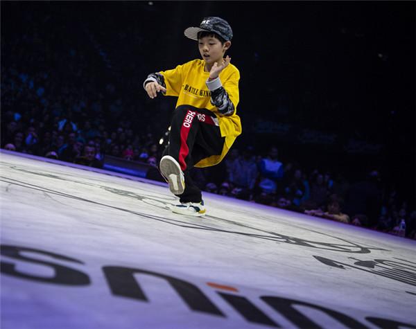 世界街舞冠军傅天宗现身豫园 热舞助阵安踏儿