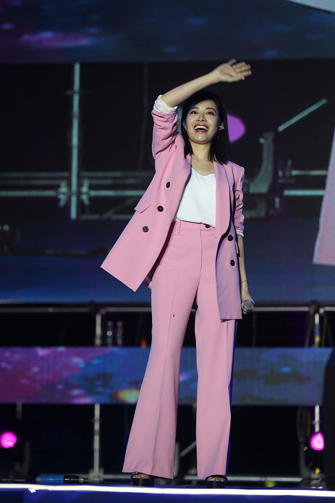 清纯女神不再!41岁徐怀钰商演近照颜值依然抗打,肤色太暗淡