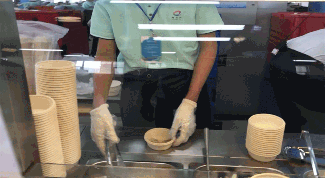 一次性餐具真卫生 600个存包柜太方便 运动员要是累了 在步行街可以