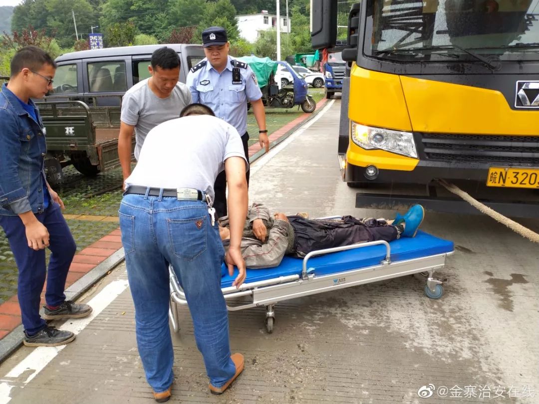 金寨火车站抓获一名女通缉犯燕子河一行人被吊车撞倒在地