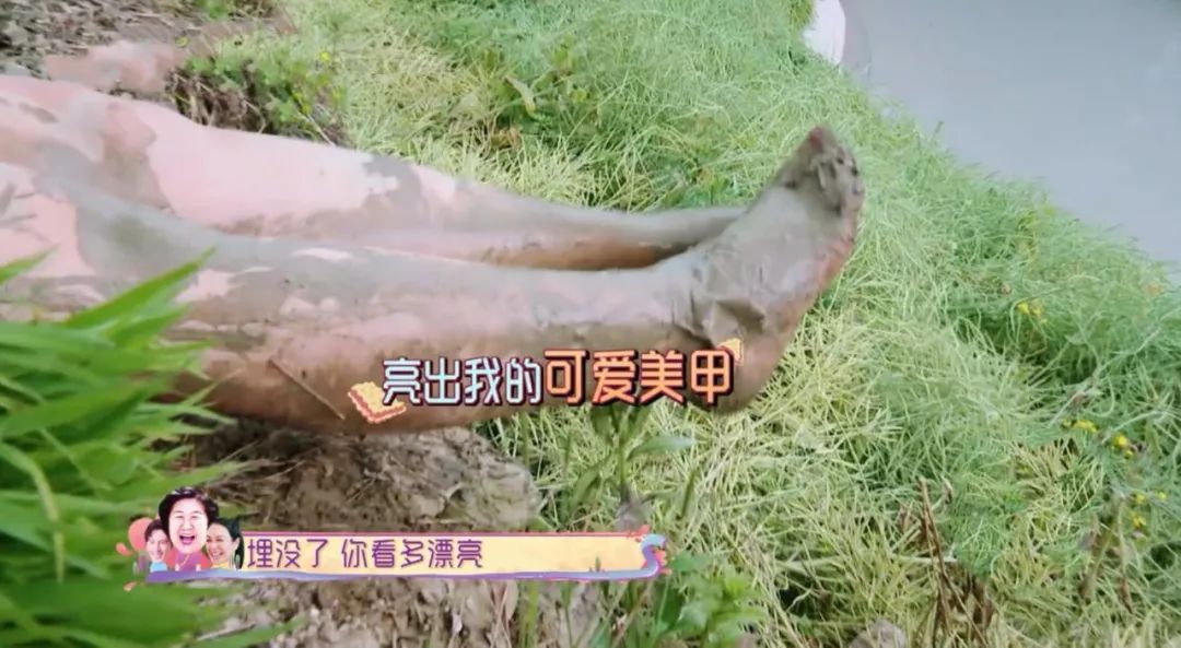 节目中,张伦硕妈妈为了插秧脱掉鞋袜赤脚踩到泥塘里,结果脚下打滑一