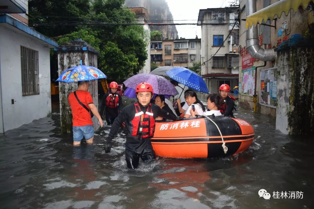 暴雨再次席卷桂林,全城内涝!这一刻,那一抹红色尤为闪亮!