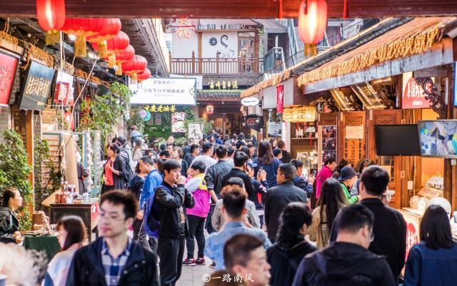 重庆第一网红景点，原本只是普通商业区，如今被“挤爆”！