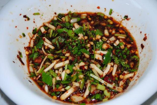 "折耳根炒腊肉"是贵州人百吃不厌的一道菜,折耳根冲鼻的生鱼腥气与