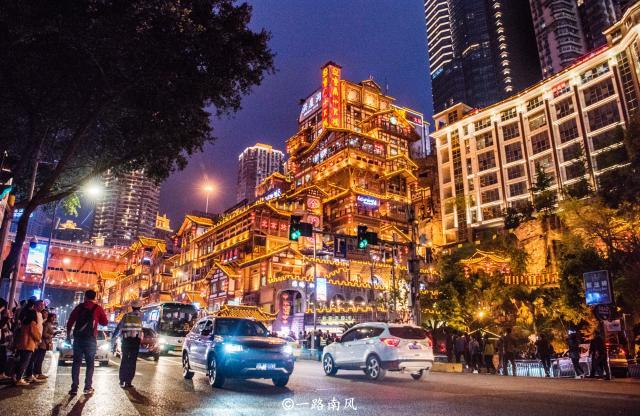 重庆第一网红景点，原本只是普通商业区，如今被“挤爆”！