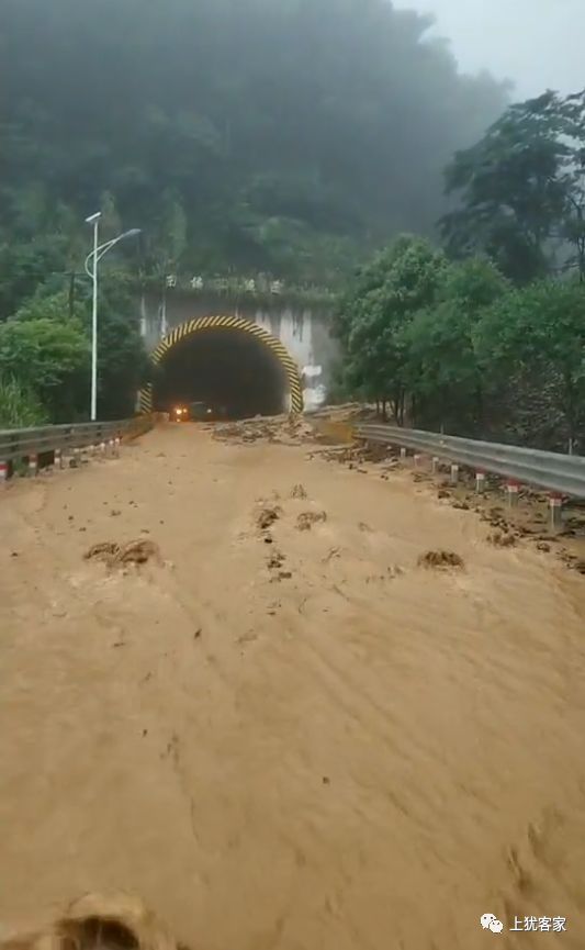 暴雨袭击,上犹一龙船被大水冲走,山体滑坡,农贸市场被淹.