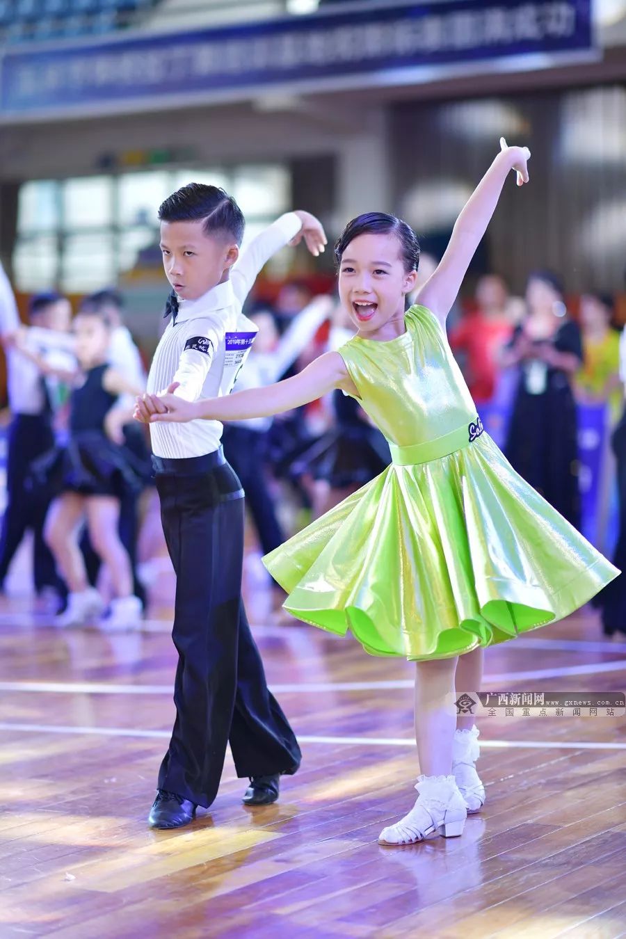 广西四大体育舞蹈赛事之一的体育舞蹈锦标赛开赛图