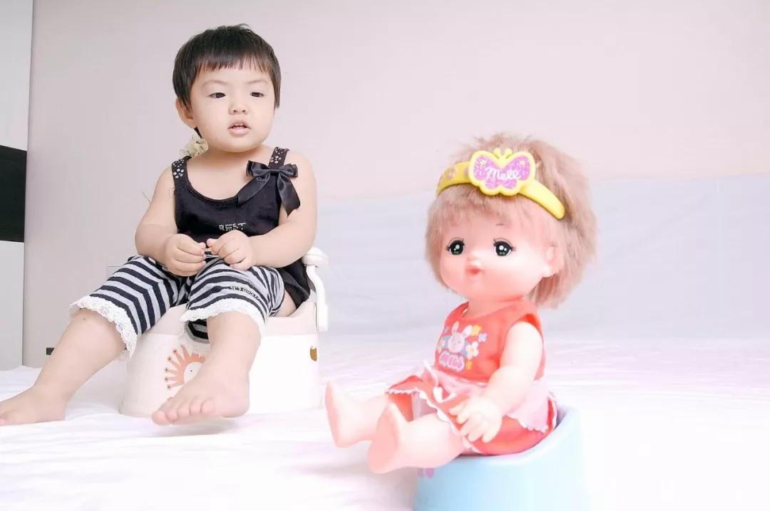                     宝宝小便次数多，尿液带颜色宝妈很担心？