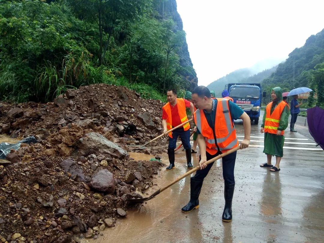 防汛抢险抢通是责任保畅是使命直击公路抢险第一线