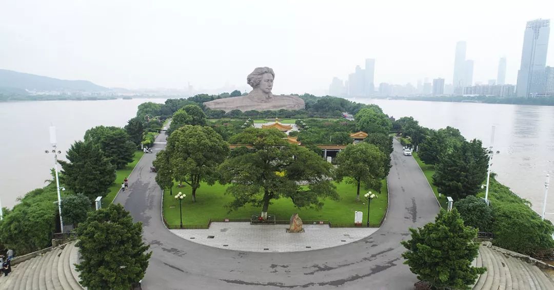 13日下午2时,长沙晚报全媒体记者航拍镜头中的橘子洲公 ..