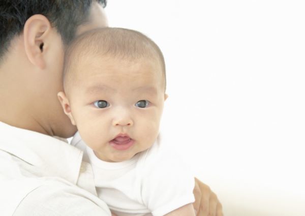                     原创            宝宝出生后，第一个抱孩子的人讲究很多，4种人最好别抱宝宝