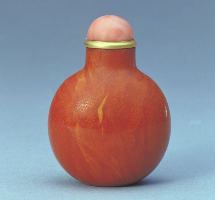 蜜蜡鼻烟壶：历史上唯一能入药的宝石，据说很多人买它是为了治
