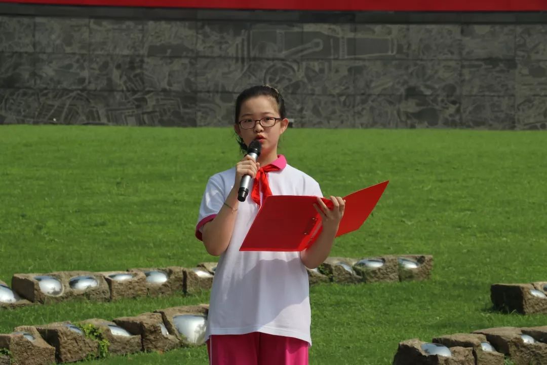 出 旗升 旗上海大学附属宝山外国语学校葛祎祎同学做国旗下的演讲.