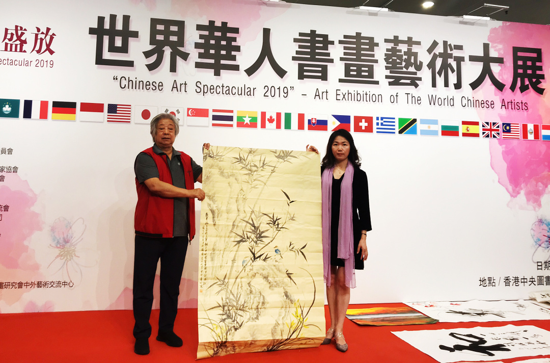 女画家郑曼玲老师应邀出席世界华人书画艺术大展_香港