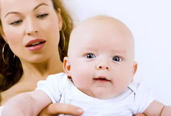                     原创            酷暑难耐，怎样给小孩子降温？有经验的宝妈给了4点建议