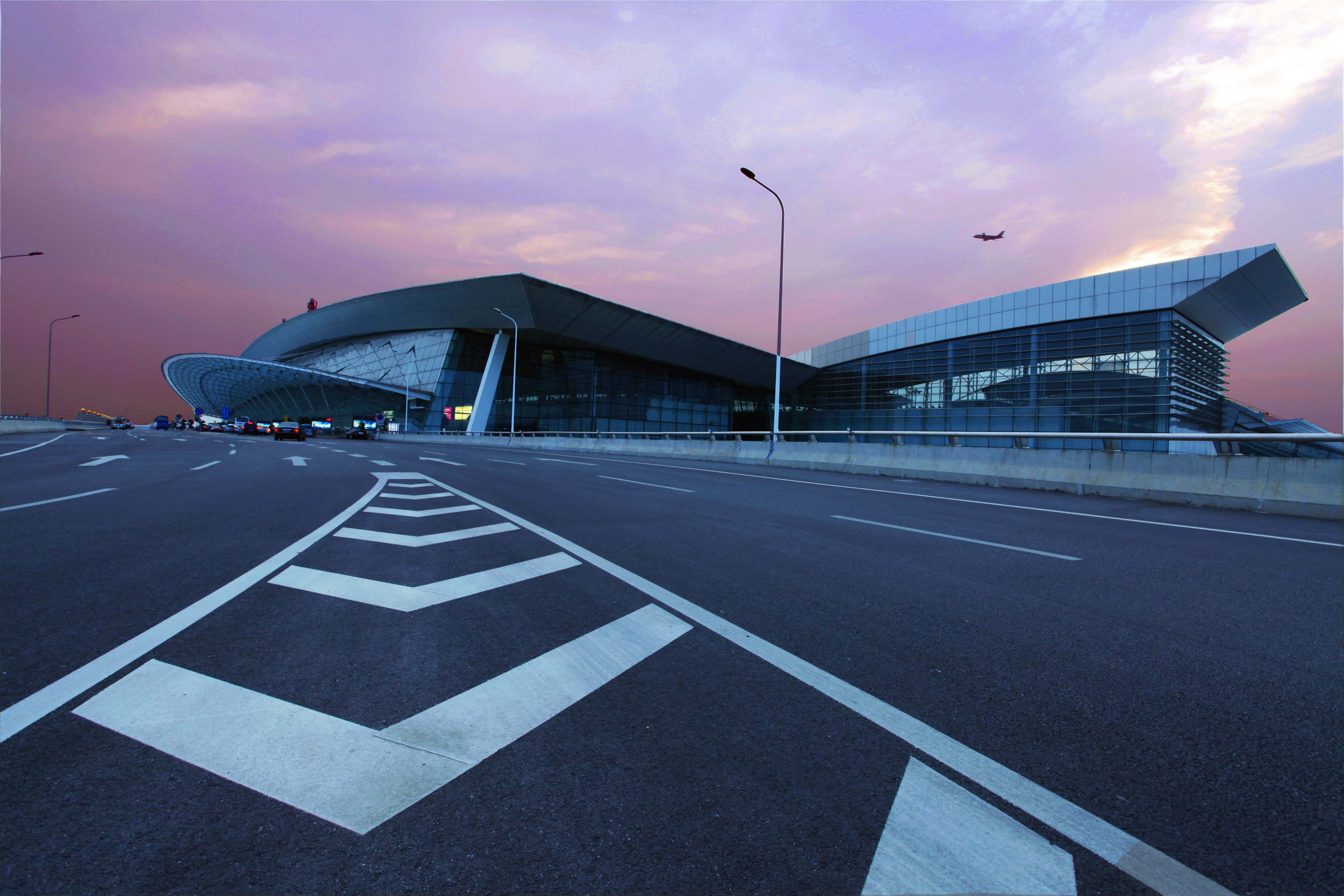 全国乃至全球的辐射能力;规划建设南通新机场,使之成为上海国际