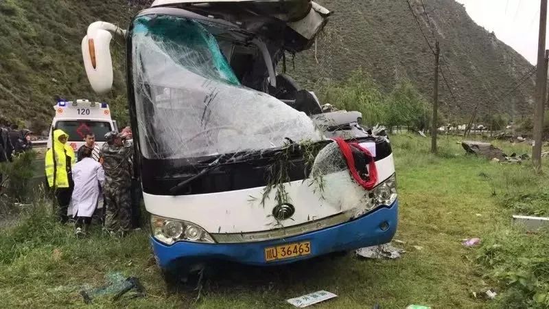 旅游大巴被飞石击中致8人死亡16人受伤,巨石直接撞进大巴车内,现场