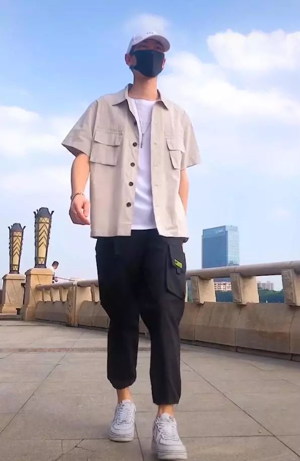 瘦的男生怎么穿搭制服 50f79b46fc984aa7bad781c053223386.jpeg