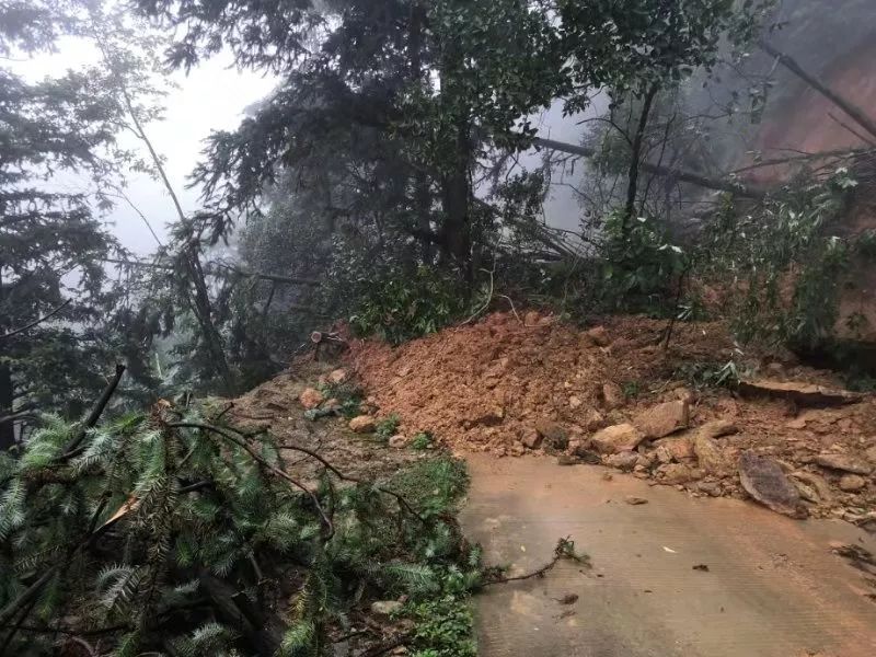 速看网友亲历平天山山体滑坡大家近期千万别去