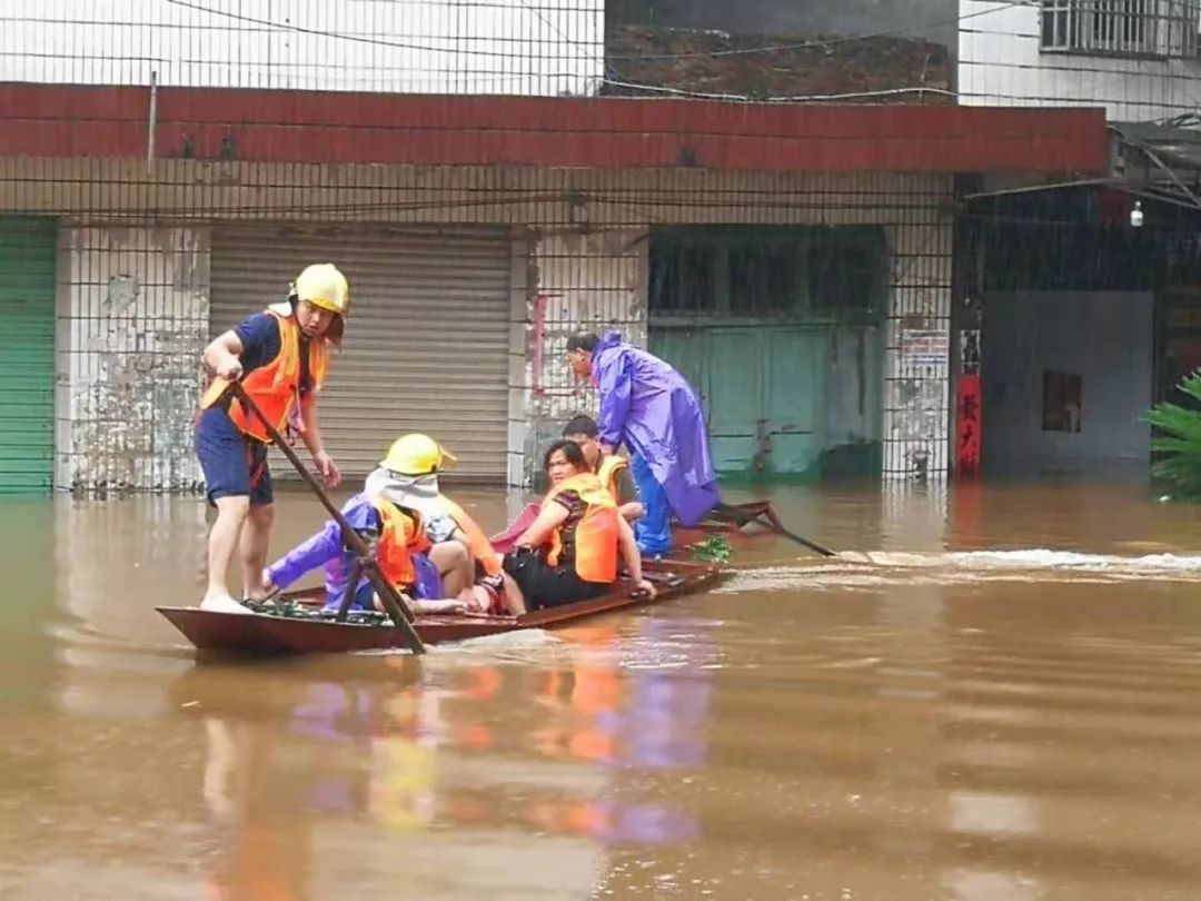 暴雨来袭,东安公安全体人员取消双休,全力抗洪抢险