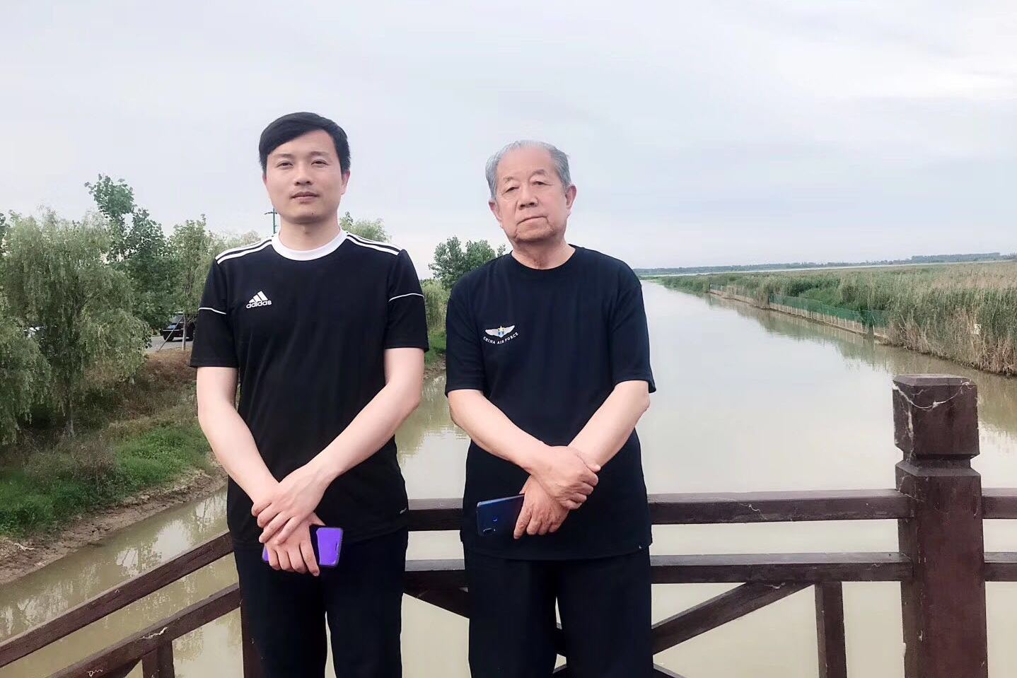 在关怀中砥砺前行—李志同,万忠林两位将军莅临海之龙酒业考察