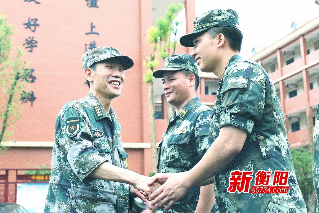 情暖兵心衡阳警备区领导看望抗洪救灾一线官兵