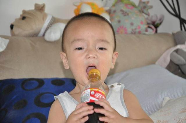                     爸妈平均身高178，孩子却成“小矮人”，医生解惑：3种食物害了娃