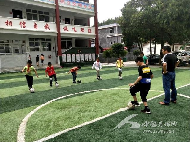 获爱心捐助三里槐坦小学修建标准化足球场