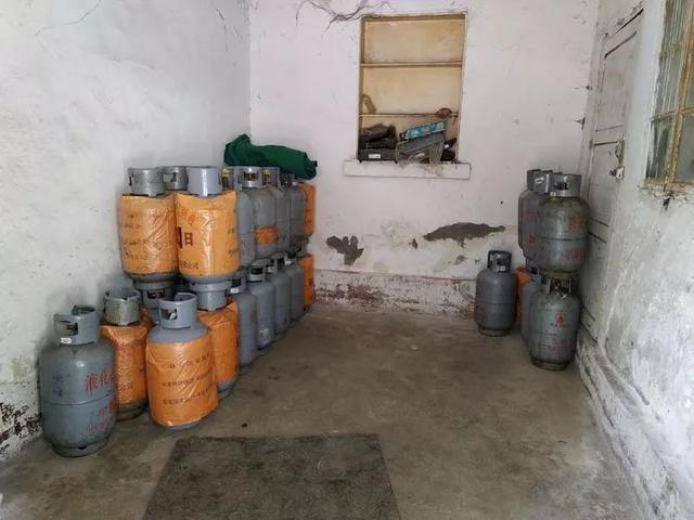 属于 在不具备安全条件场所存储液化气钢瓶