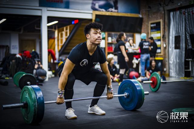 我叫李星言,我是crossfit疯狂的爱好者同时也是一名 crossfit教练