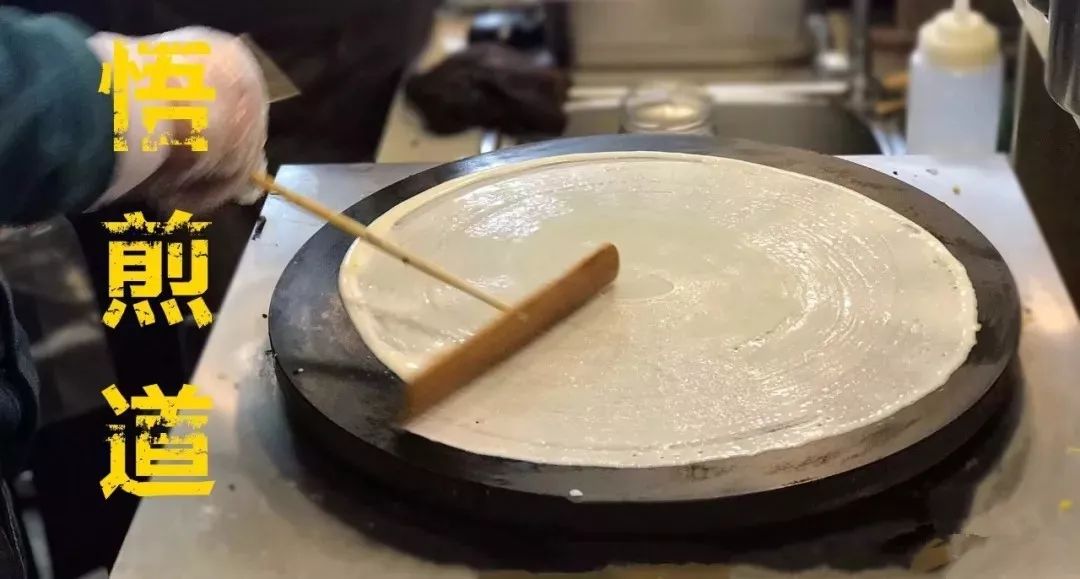 食客可以从窗口看到后厨的料理台和煎饼的 制作过程,让人倍感安心