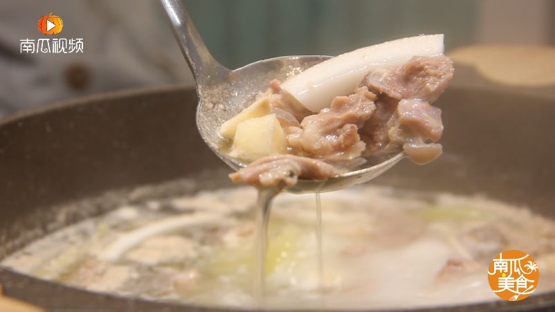 如何开椰子壳吃肉 8043bcfa98f047cd898a8ba2dbb75154.jpeg