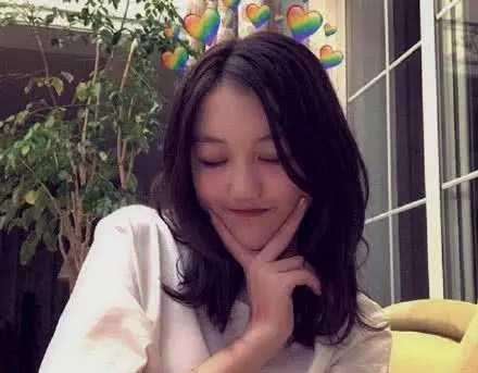 李嫣凌晨晒自拍胖出双下巴,网友:这女孩长大不简单