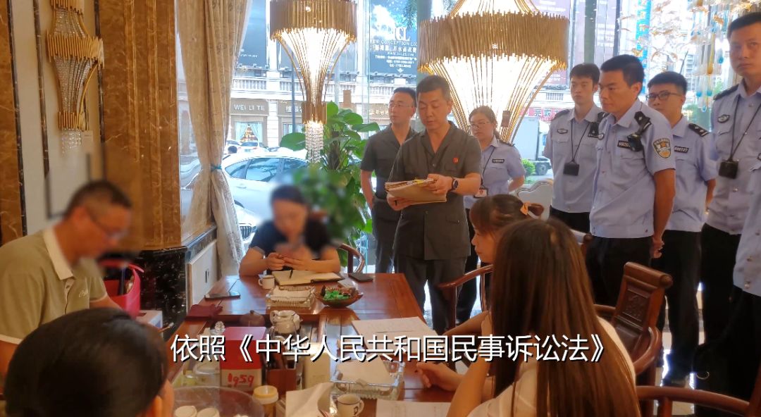 传疯了!古镇这间灯饰店碰到干警封查,发生的一幕令人意外。。。