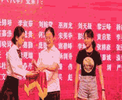 院长宣读《关于表彰2019届优秀毕业生的决定》    滑动查看下一张图片