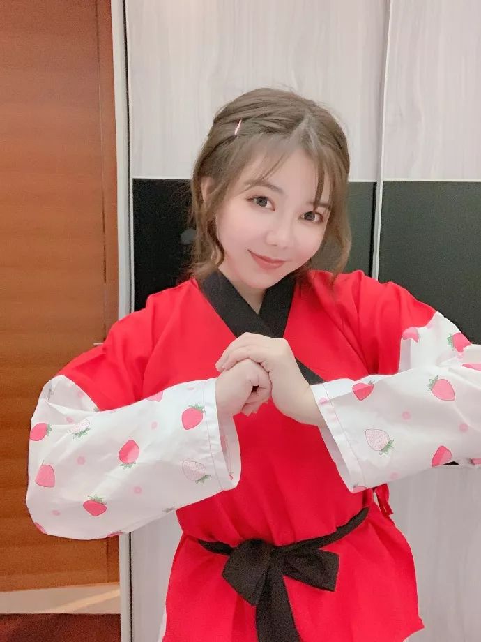 【见闻341】刘飞儿大胆cos风韵犹存俏寡妇,酥