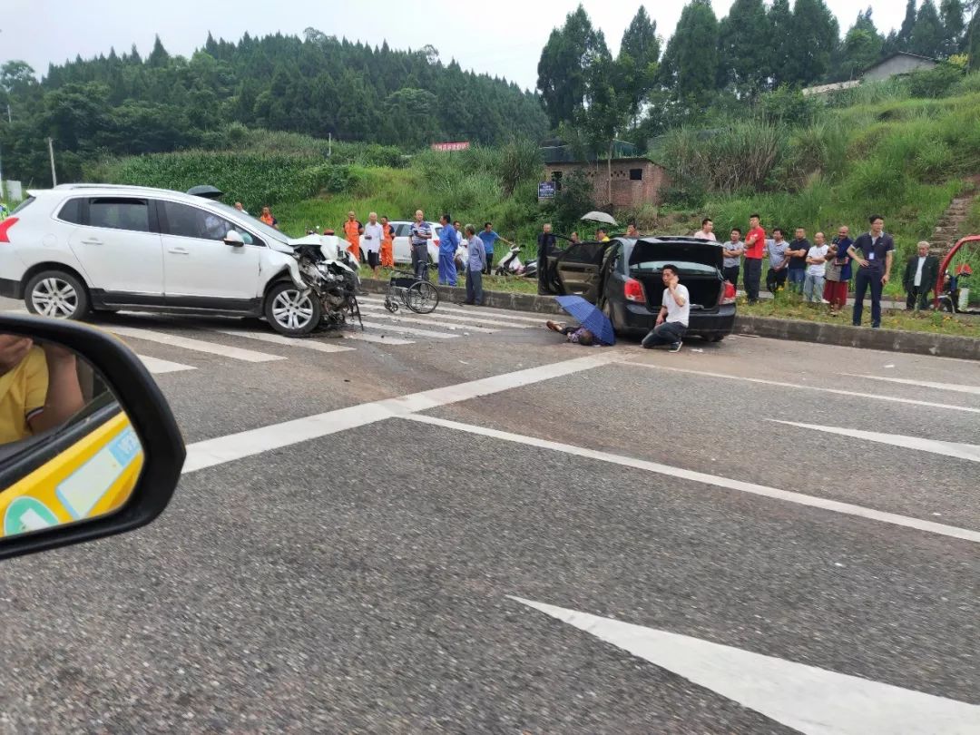 今天上午安岳大道发生一起严重车祸!事故造成1人