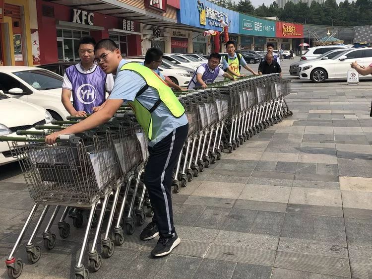 我校学生到超市进行暑期社会实践